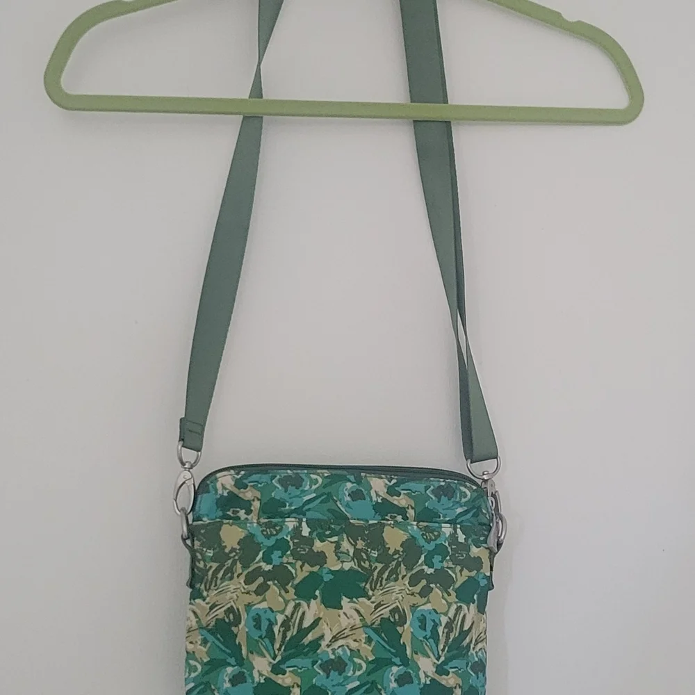 Baggallini Green Floral Pattern Crossbody Bag - Picture 4 of 9